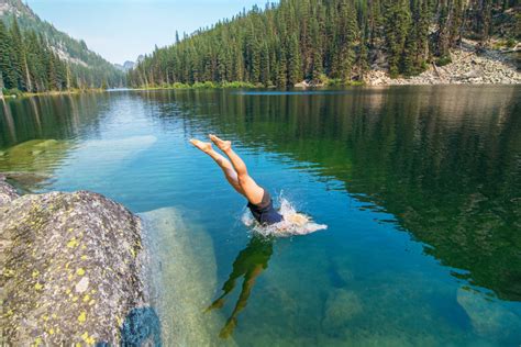 Can You Swim in Clear Lake Oregon? Exploring the Depths of Possibility and Beyond