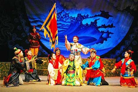  Fiesta Fantastica: Unraveling the Mystery of Fanny Lu's Unexpected Collaboration with a Traditional Vietnamese Opera Group!