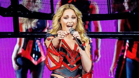  Helene Fischer's Rausch Tour: A Symphony of Glitter, Feathers, and Record-Breaking Crowds!