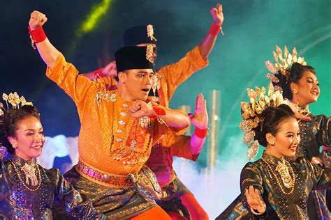 Quang Ninh Rocks! - A Stellar Indonesian Music Festival Featuring Quintika Qadria